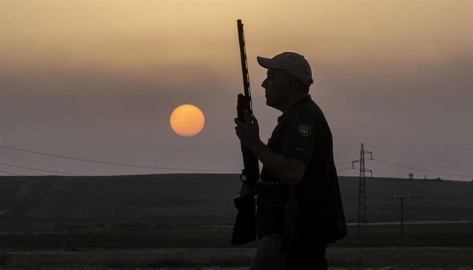 Archivo - Un cazador, durante una jornada de caza el primer día de inicio de la media veda en Castilla y León.