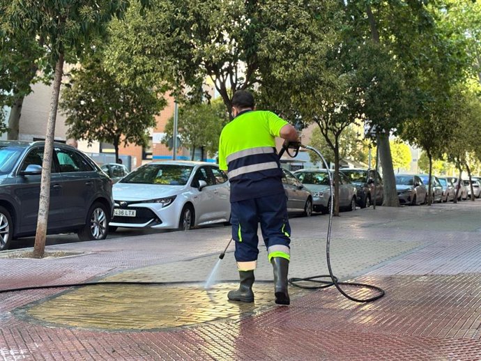 Archivo - Barrendero limpiando las calles de Alcalá de Henares