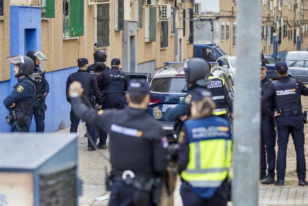 Archivo - Dispositivo policial en el barrio de El Torrejón de Huelva capital el 29 de octubre de 2024 tras el tiroteo mortal.