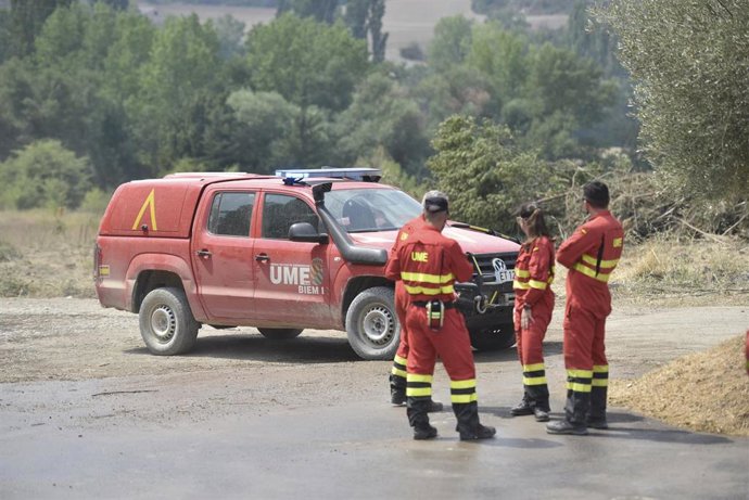 Militares de la UME durante las labores de extinción de un incendio forestal, a 16 de agosto de 2026, en Las Peñas de Riglos, Huesca, Aragón (España). El operativo desplazado al incendio forestal de Las Peñas de Riglos (Huesca) alcanza este domingo la cif