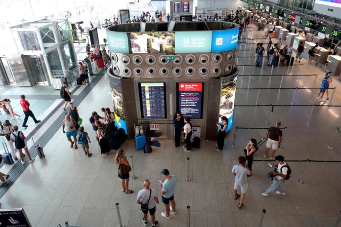 12 August 2026, Italy, Catania: Passengers can be seen at the Catania airport. Due to the ash clouds, flight operations at the Catania airport, located near Mount Etna, have been suspended. Photo: Davide Anastasi/LaPresse via ZUMA Press/dpa