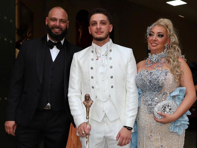 Antonio, nieto de Camarón, posando a las puertas de la Iglesia con sus padres antes de su boda
