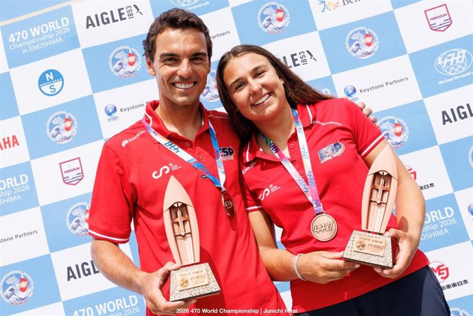 Los españoles Jordi Xammar y Marta Cardona logran la medalla de bronce en el Mundial de 470 en Enoshima (Japón).