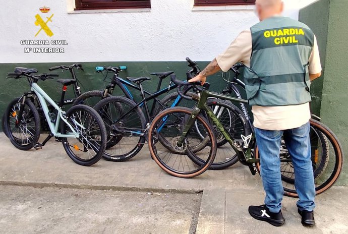 Un agente de la Guardia Civil con las bicicletas robadas en Laredo.