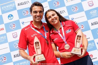 Los españoles Jordi Xammar y Marta Cardona logran la medalla de bronce en el Mundial de 470 en Enoshima (Japón).