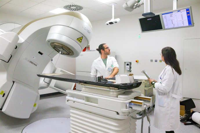 El Hospital Regional de Málaga incorpora un acelerador que reduce sesiones de radioterapia
