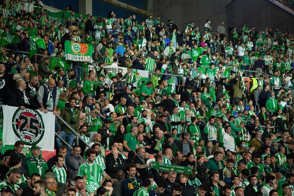 Archivo - Aficionados béticos en el Estadio de la Cartuja