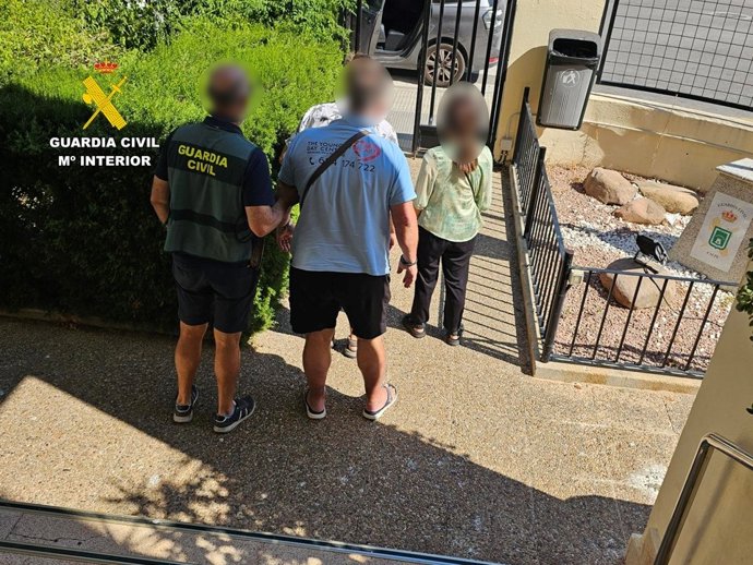La Guardia Civil con los detenidos en la operación