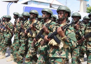 Archivo - MOGADISHU, July 1, 2026  -- Soldiers march during celebrations marking the 66th anniversary of Somalia's independence in Mogadishu, Somalia, July 1, 2026.