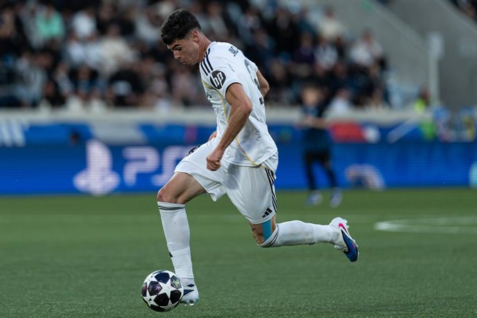 Archivo - April 20, 2026, Lausanne, Lausanne, Vaud, Switzerland: LAUSANNE, SWITZERLAND - APRIL 20 : Jacobo Ortega of Real Madrid driving the ball during the UEFA Youth League final between Club Brugge and Real Madrid at Stade de la Tuilière on April 20 in