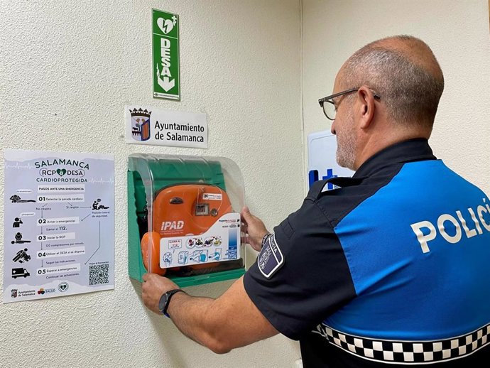 La renovación de 35 de los 69 desfibriladores municipales en Salamanca permite la conexión con el Centro de Emergencias.