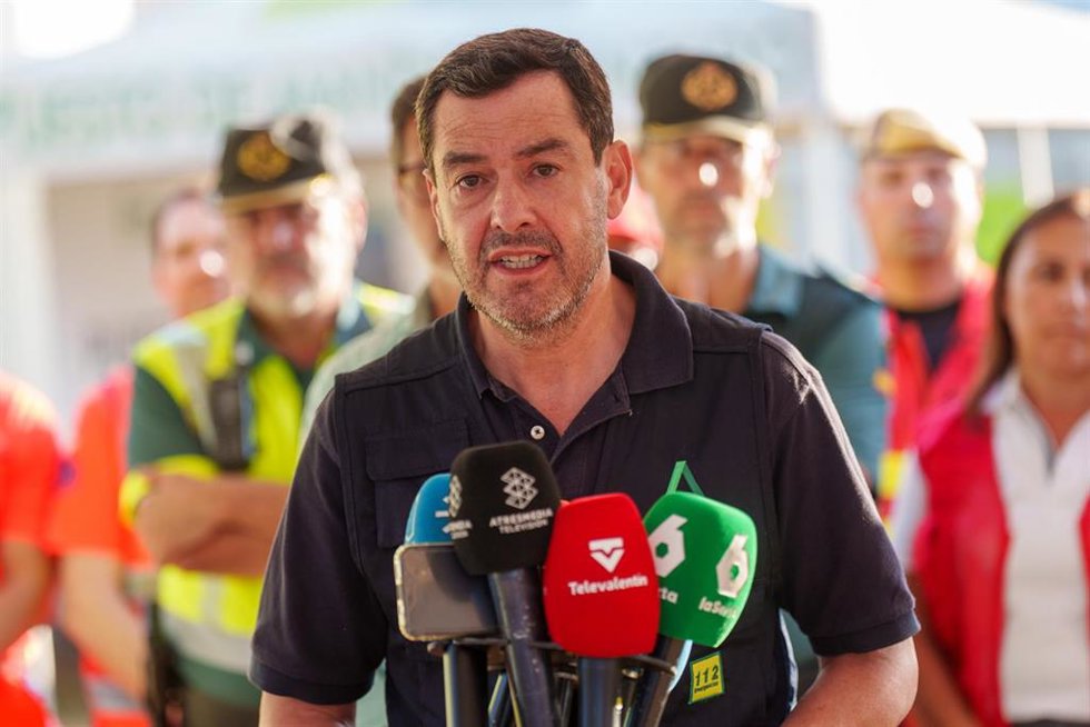 El presidente de la Junta de Andalucía, Juanma Moreno, durante su visita al PMA del incendio de Niebla. Imagen de archivo.