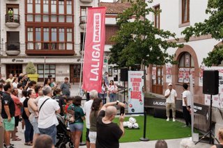 Evento de LaLiga Bares en Ampuero (Cantabria), con el exfutbolista Pedro Munitis.