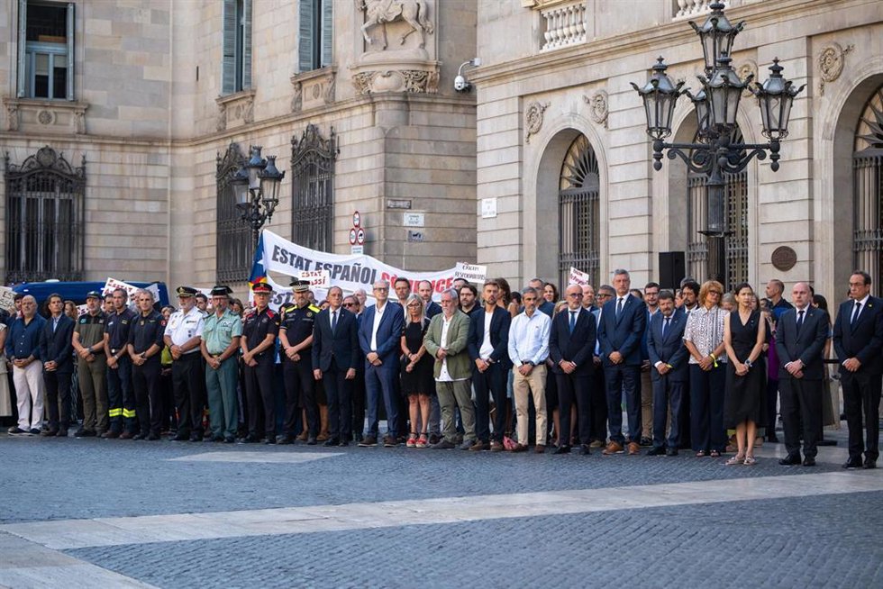 El alcalde de Barcelona, Jaume Collboni, el presidente del Parlament, Josep Rull, la consellera de Interior de la Generalitat, Núria Parlon, y familiares de las víctimas, durante el homenaje a las víctimas del atentado del 17A