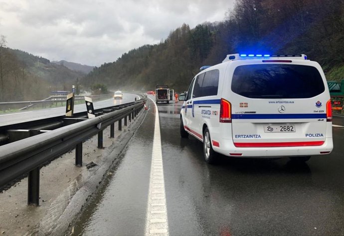 Archivo - La Ertzaintza atiende un accidente de tráfico