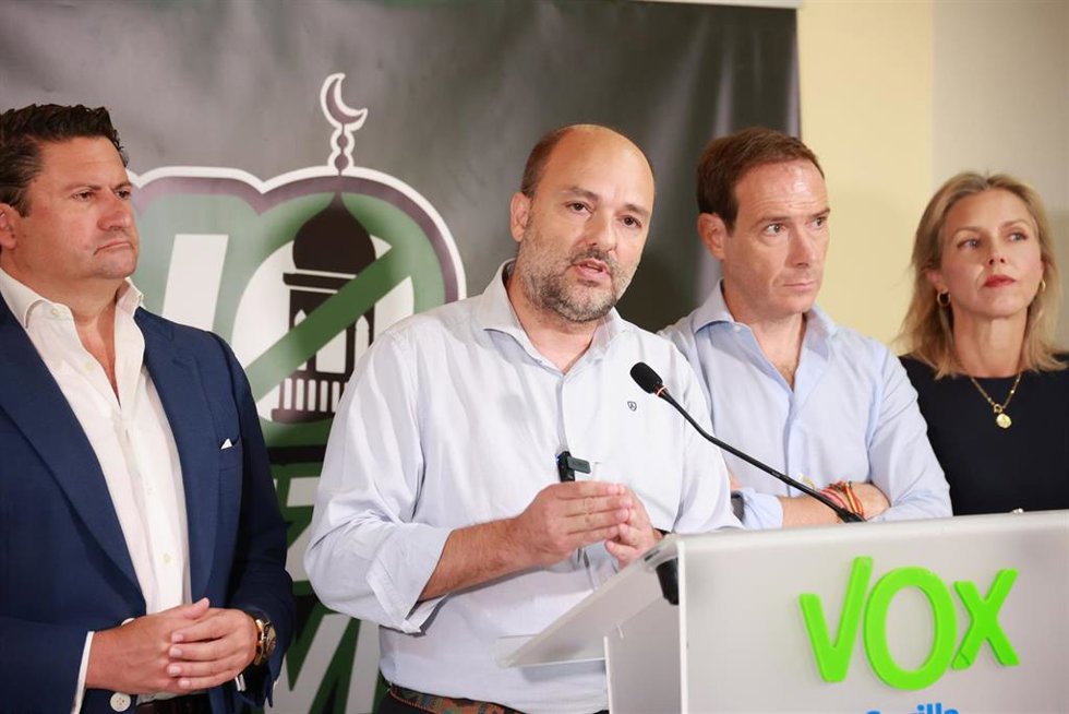 El portavoz del Grupo Municipal de Vox en el Ayuntamiento de Sevilla, Gonzalo García de Polavieja, en una rueda de prensa para valorar la licencia de la mezquita en el Polígono Sur de Sevilla. 