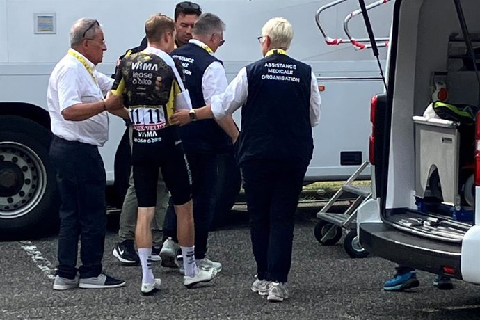 19 de julho de 2026, França, Brizon: O ciclista profissional dinamarquês de estrada Jonas Vingegaard (2º à esquerda), da equipe Visma-Lease a Bike, entra em uma van de raios-X após sua queda durante a 15ª etapa do Tour de France de 2026, uma etapa de 183,
