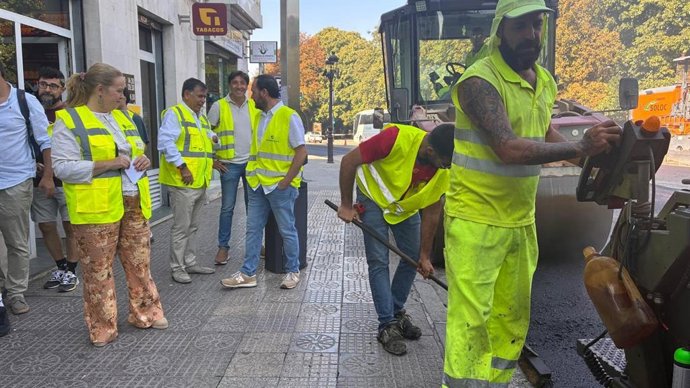 La alcaldesa, Cristina Ayala, visita las obras en la calle de La Merced acompañada por el vicealcalde, Juan Manuel Manso, y técnicos de la empresa.