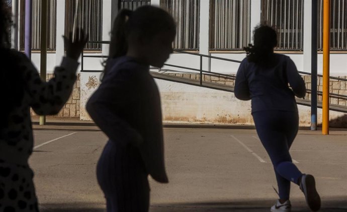 Archivo - Varios niños vuelven a las clases en el Colegio de Amparo Albau en el día 13 tras el paso de la DANA por Valencia, a 11 de noviembre de 2024, en Alaquàs, Valencia, Comunidad Valenciana (España). 