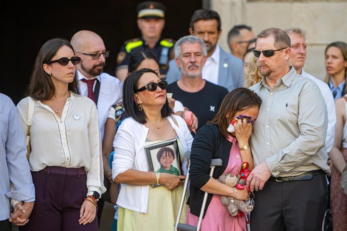 Familiares de las víctimas, durante el homenaje a las víctimas del atentado del 17A en su 9 aniversario, en Plaza Sant Jaume de Barcelona
