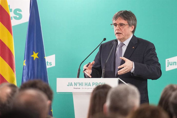 Archivo - Arquivo - O presidente do Junts per Catalunya, Carles Puigdemont (C), concede declarações à imprensa em 24 de janeiro de 2026, em Perpignan (França). Puigdemont convocou uma reunião extraordinária com toda a cúpula do partido, deputados e alguns