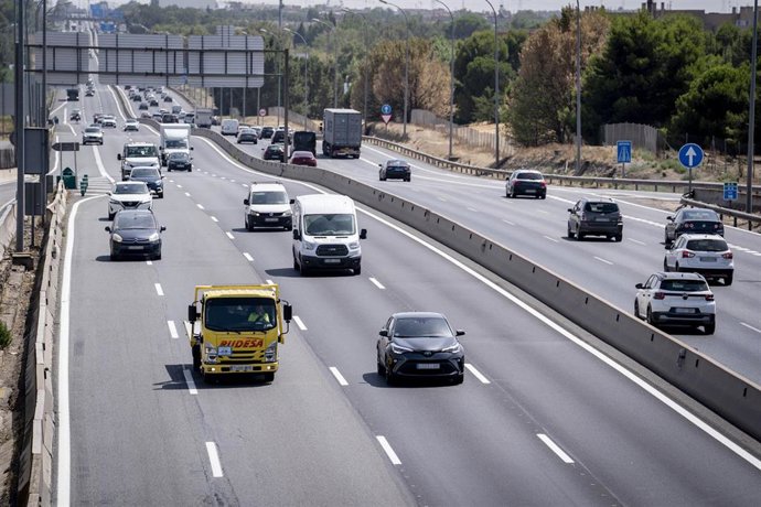 Numerosos vehículos circulan por la A4, a 14 de agosto de 2026, en Madrid (España).