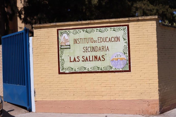 Vista de la entrada del instituto de educación secundaria (IES) Las Salinas de San Fernando