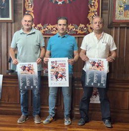 El concejal de Fiestas del Ayuntamiento de Teruel, Eduardo Suárez, y el miembro de la Asociación Cultural 'Amigos de la Soga y Baga de Teruel', Diego Blasco.
