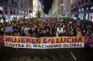 Archivo - Cientos de personas durante la manifestación organizada por el Movimiento Feminista de Madrid por el 8M, a 8 de marzo de 2025, en Madrid (España). La marcha organizado con motivo del Día Internacional de la Mujer, ha comenzado desde la Plaza de 