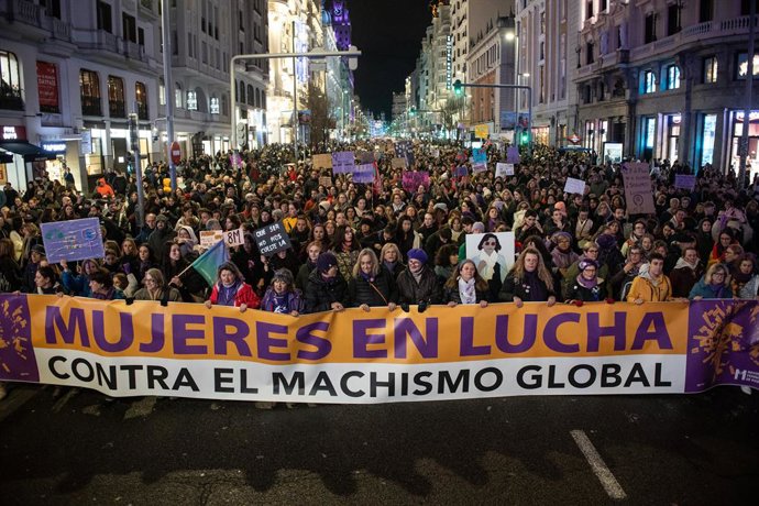 Archivo - Cientos de personas durante la manifestación organizada por el Movimiento Feminista de Madrid por el 8M, a 8 de marzo de 2025, en Madrid (España). La marcha organizado con motivo del Día Internacional de la Mujer, ha comenzado desde la Plaza de 