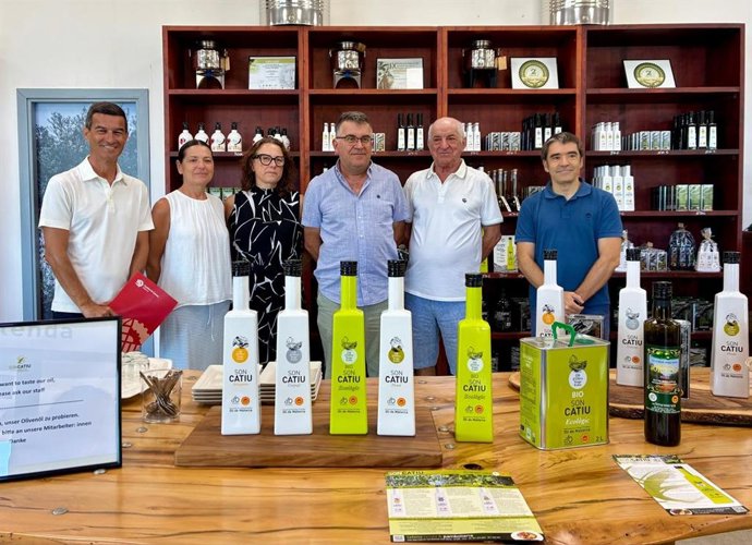 El conseller de Agricultura, Pesca y Medio Natural, Joan Simonet (centro) en la presentación del balance de la campaña.