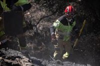 Un amplio dispositivo continúa trabajando este lunes para el control del incendio forestal de Niebla (Huelva)