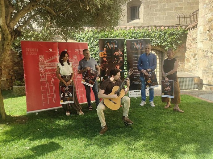 El guitarrista Javier Lucío en la presentación del VI Festival Internacional de Guitarra de Arroyo de la Luz