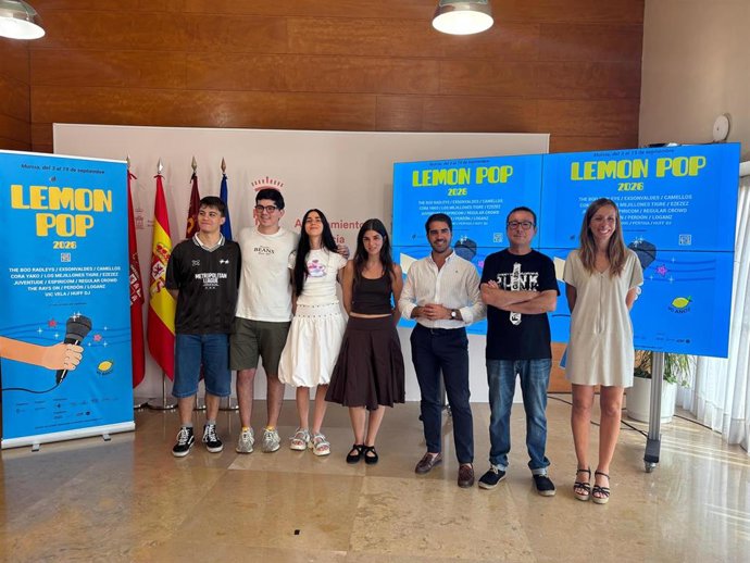 Los organizadores del festival junto al grupo Pértiga
