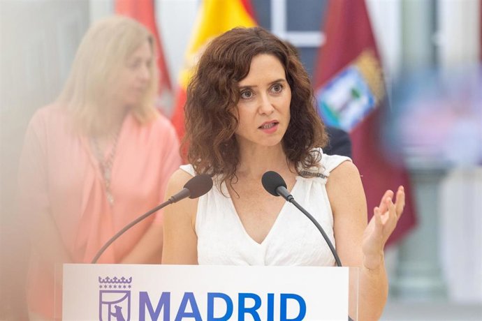 La presidenta de la Comunidad de Madrid, Isabel Díaz Ayuso, atiende a los medios de comunicación tras el acto de entrega de las ‘Palomas de Bronce de Bomberos de Madrid 2026’, en el Centro Cultural Casa del Reloj, a 15 de agosto de 2026, en Madrid (España