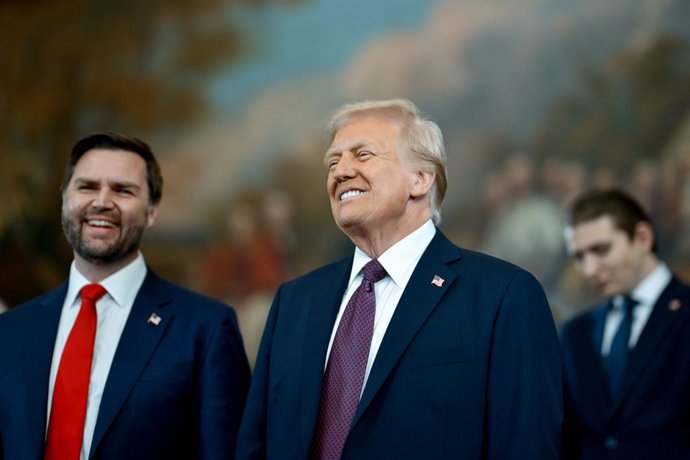 Archivo - Arquivo - O vice-presidente dos EUA, JD Vance, ao lado do presidente, Donald Trump.