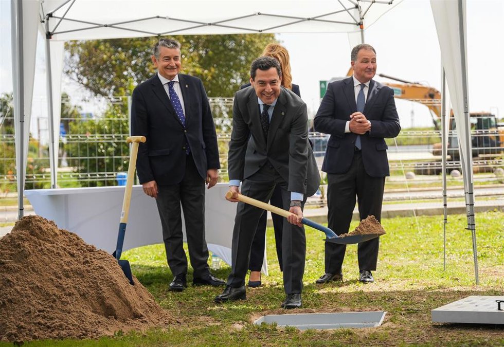 Archivo - Imagen de archio del presidente de la Junta de Andalucía, Juanma Moreno, en el acto oficial de colocación de la primera piedra del Hospital Materno Infantil de Huelva. 