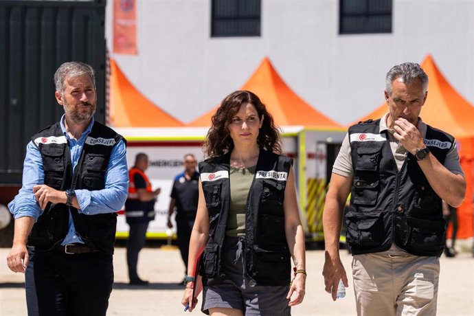 (I-D) La presidenta de la Comunidad de Madrid, Isabel Díaz Ayuso, y el consejero de Medio Ambiente, Agricultura e Interior, Carlos Novillo, en el Puesto de Mando Avanzado (PMA) de Navalcarnero, a 27 de julio de 2026, en Navalcarnero, Madrid (España). 