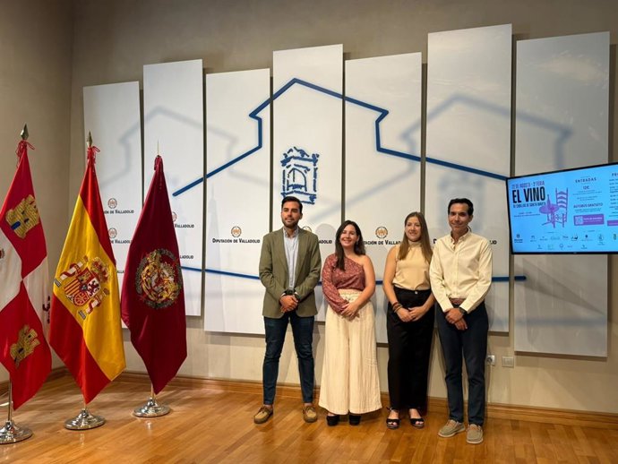 El diputado Empleo, Desarrollo Económico y Reto Demográfico, Roberto Migallón, acompañado por el alcalde, Julio Fernández, ha presentado la III Feria del Vino de Cubillas de Santa Marta.