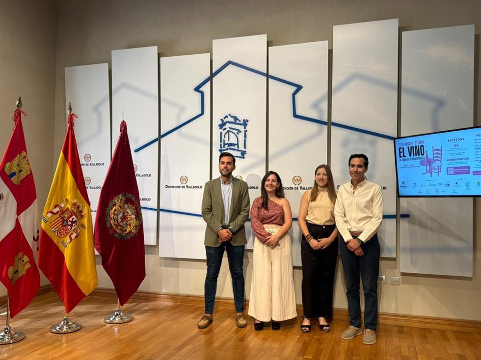 El diputado Empleo, Desarrollo Económico y Reto Demográfico, Roberto Migallón, acompañado por el alcalde, Julio Fernández, ha presentado la III Feria del Vino de Cubillas de Santa Marta.