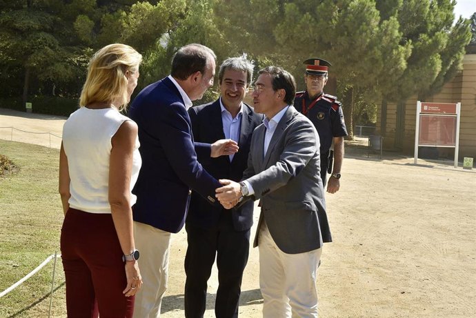 El ministro de Asuntos Exteriores, Unión Europea y Cooperación, José Manuel Albares; el conseller de Justicia, Ramon Espadaler; el director general de Casa Àsia, José Pintor, y la directora de Servicios de la Conselleria de Presidencia, Àgata Solernou