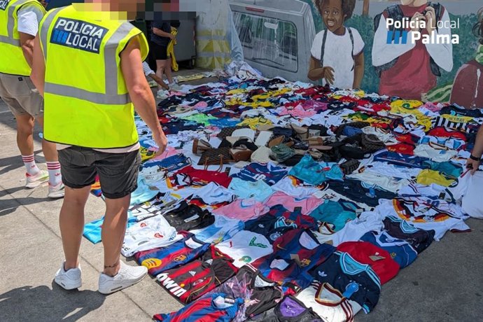 Un agente de la Policía Local de Palma, junto a parte del material intervenido.