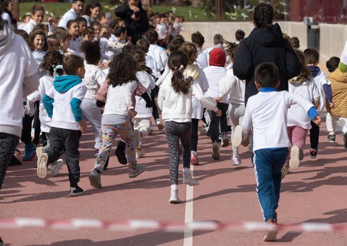 Archivo - Un grupo de niños corre durante la novena edición de 'La Vuelta al Cole', a 20 de octubre de 2023, en Leganés, Madrid (España). 