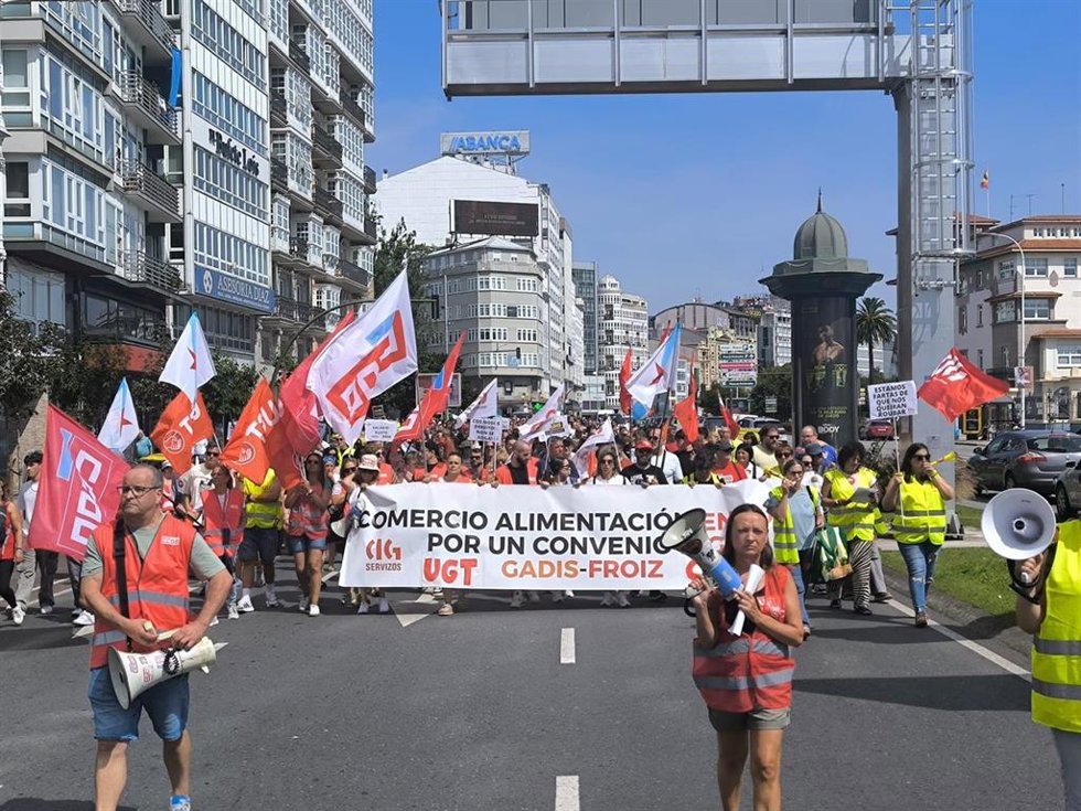 Protesta de personal del comercio de alimentación en A Coruña