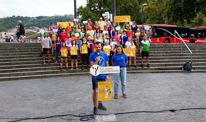 Portavoces de Bilboko Konpartsak y Guka presentan una campaña para dar mayor protagonismo al euskera en las fiestas de Bilbao