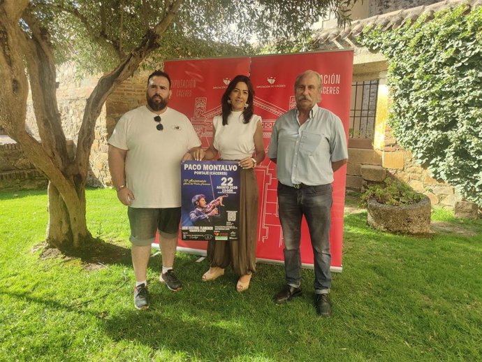 El alcalde de Portaje, David Ramos; la vicepresidenta Primera de la Diputación de Cáceres, Esther Gutiérrez; y Juan Antonio Díaz, organizador del XXVI Festival Flamenco de Portaje