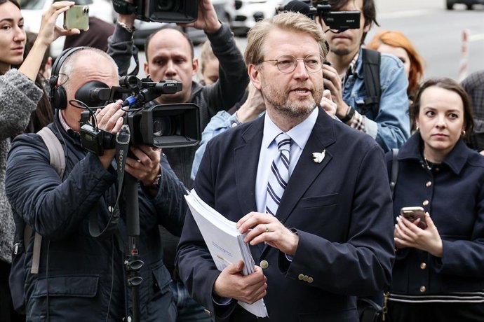 RÚSSIA, MOSCOU – 14 DE AGOSTO DE 2026: O presidente do Partido Yabloko, Nikolai Rybakov, chega ao prédio da Suprema Corte da Rússia para interpor recurso contra a decisão do tribunal que cancelou o registro do partido antes das eleições para a Duma Estata