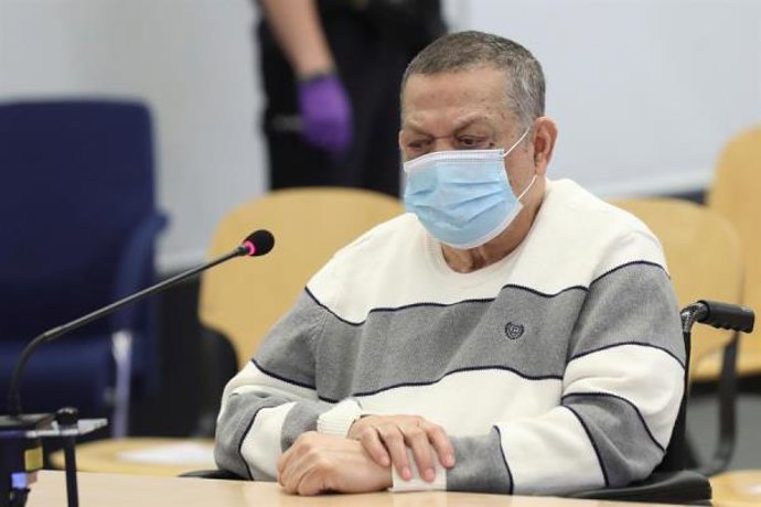 Archivo - El ex militar salvadoreño Inocente Orlando Montano se sienta en el banquillo durante una sesión de su juicio este lunes en Madrid.