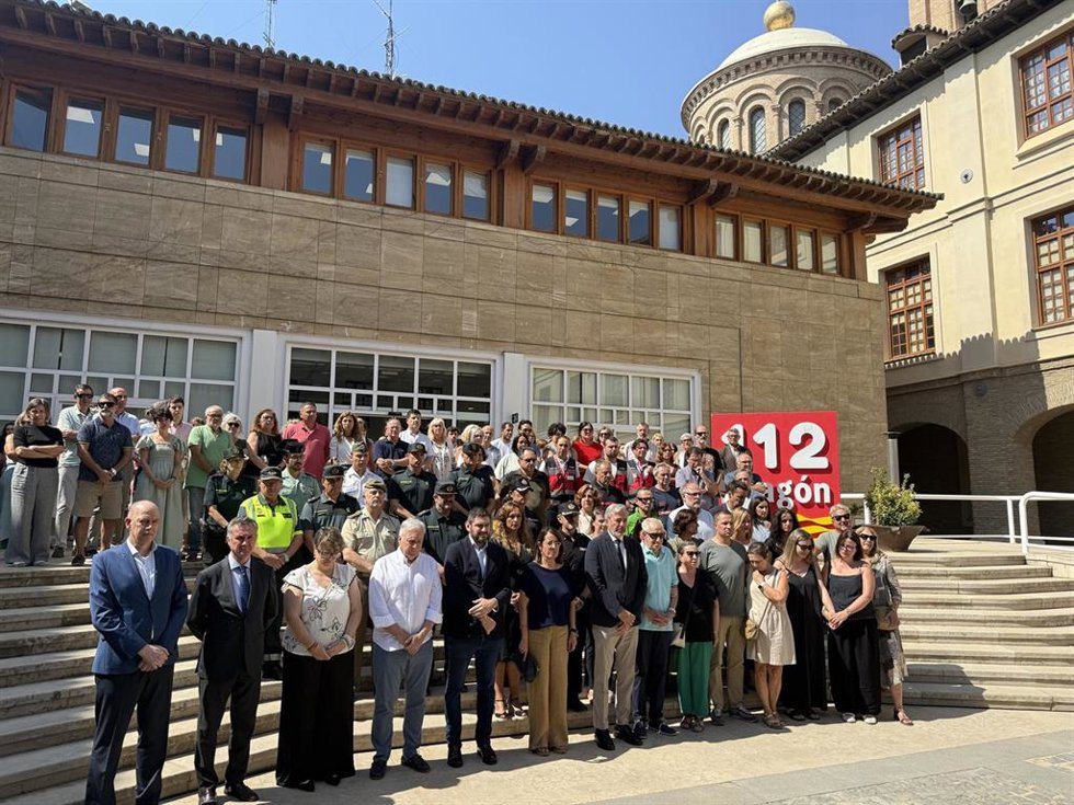 El presidente del Gobierno de Aragón, Jorge Azcón, autoridades y representantes políticos se han reunido a las puertas del Centro de Emergencias de Aragón 112 para acompañar a la familia de García Sancho en un minuto de silencio por su fallecimiento