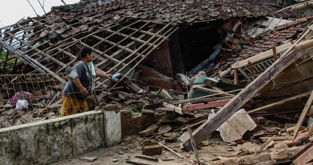 Ascienden a 68 los muertos por el terremoto del sábado en Indonesia